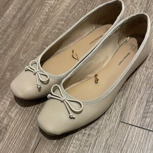 Time and Tru Women's like new Cream Ballet Flats